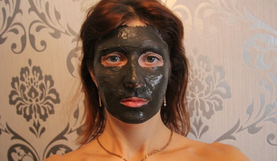 Угольная маска для лица в домашних условиях
