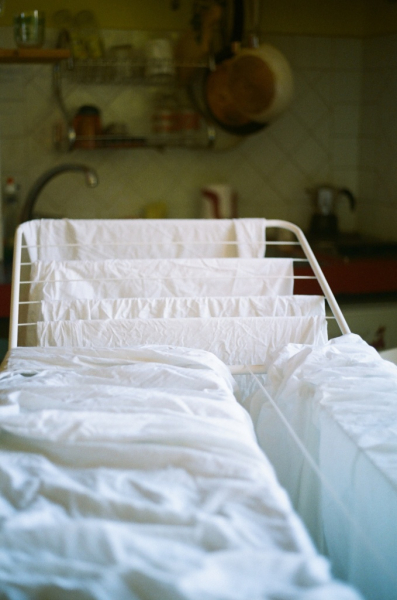 4 подручных средства, которые легко убирают желтые пятна на матрасах и подушках
