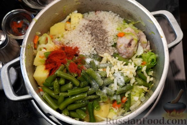 Овощное рагу с курицей, рисом и солёными огурцами
