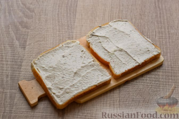 Бутерброды с селёдочно-сырной намазкой и огурцом