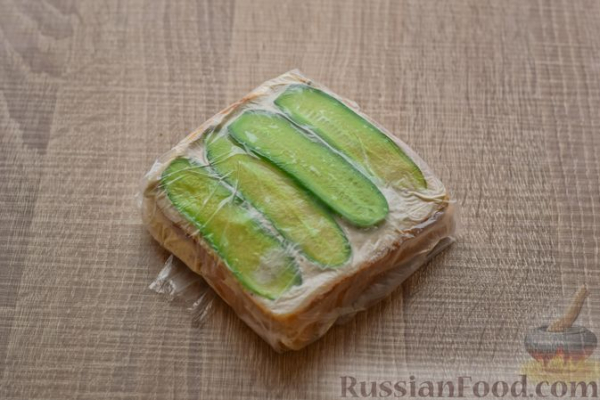 Бутерброды с селёдочно-сырной намазкой и огурцом