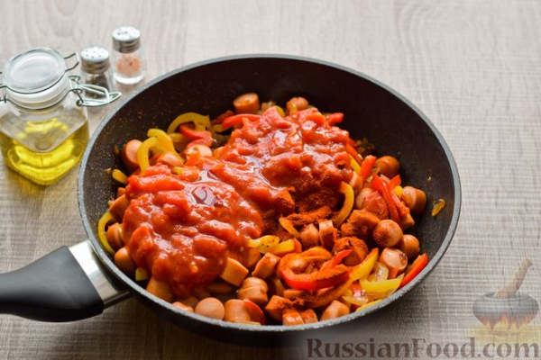 Рагу с болгарским перцем и сосисками в томатном соусе