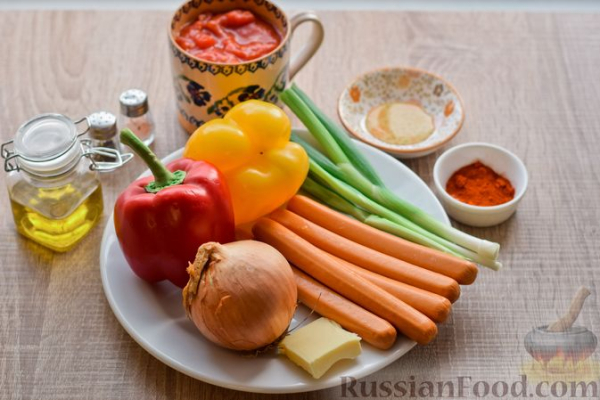 Рагу с болгарским перцем и сосисками в томатном соусе
