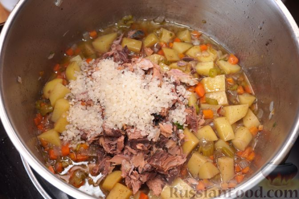 Суп с консервированной скумбрией, сельдереем и рисом
