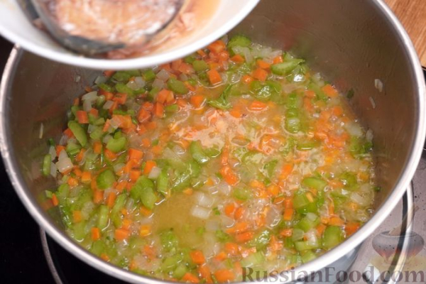 Суп с консервированной скумбрией, сельдереем и рисом