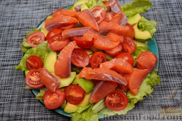 Салат из помидоров с красной рыбой и авокадо
