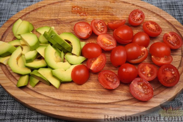 Салат из помидоров с красной рыбой и авокадо