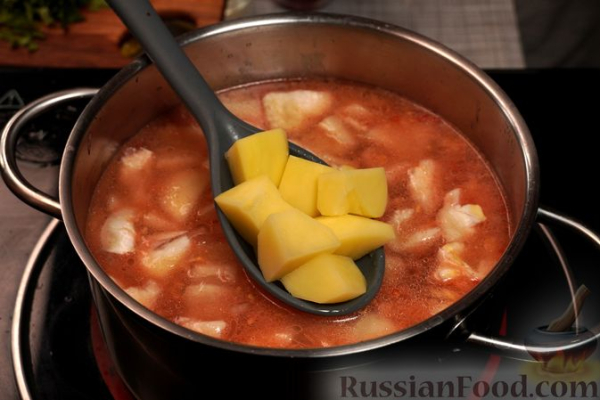Томатный суп с рыбой, сладким перцем и кукурузой