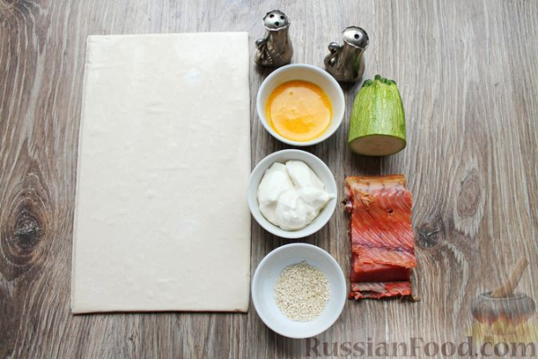 Мини-круассаны с мягким плавленым сыром, кабачком и копчёным лососем