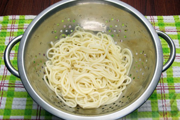 Омлет со спагетти и сыром