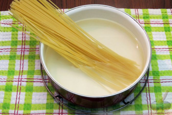 Омлет со спагетти и сыром