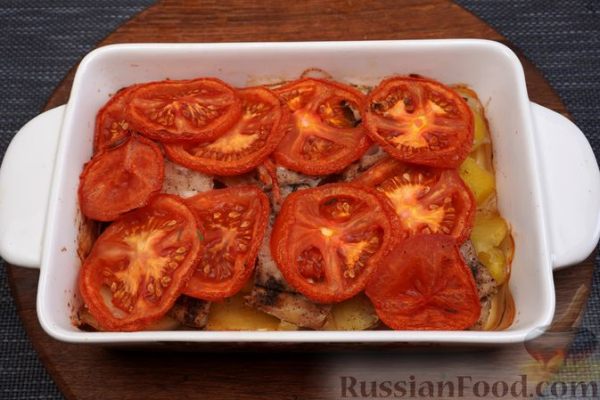 Рыба, запечённая с картофелем и помидорами