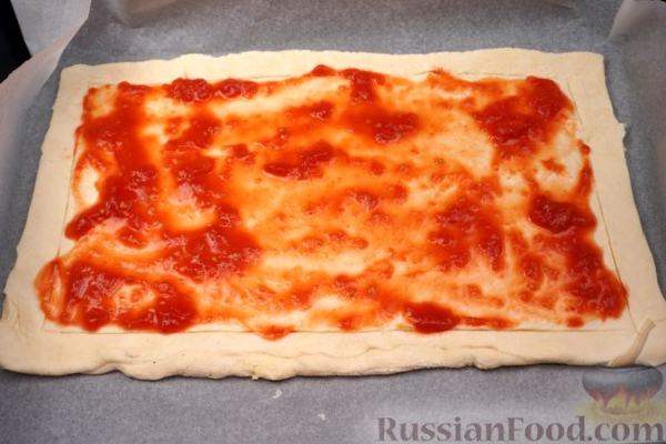 Слоёный тарт с луком и томатным соусом