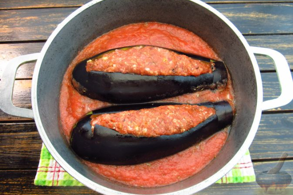 Фаршированные баклажаны, тушенные в томатном соусе