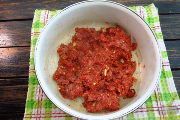 Фаршированные баклажаны, тушенные в томатном соусе