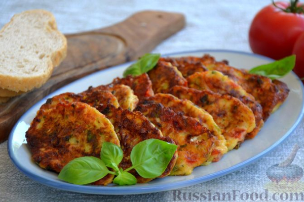 Кабачковые оладьи с помидорами, сыром фета и мятой