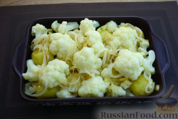 Картофельная запеканка с цветной капустой и горошком