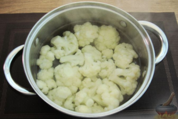Картофельная запеканка с цветной капустой и горошком