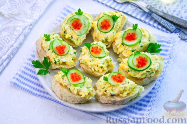 Бутерброды с яйцом, сыром и огурцом