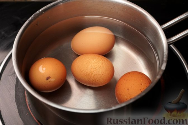 Салат с копчёной красной рыбой, огурцом и маслинами