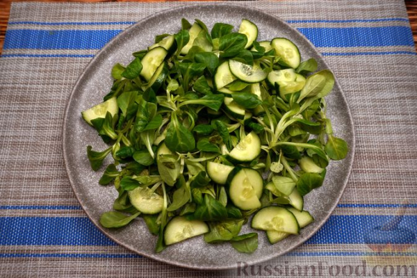 Салат с копчёной красной рыбой, огурцом и маслинами